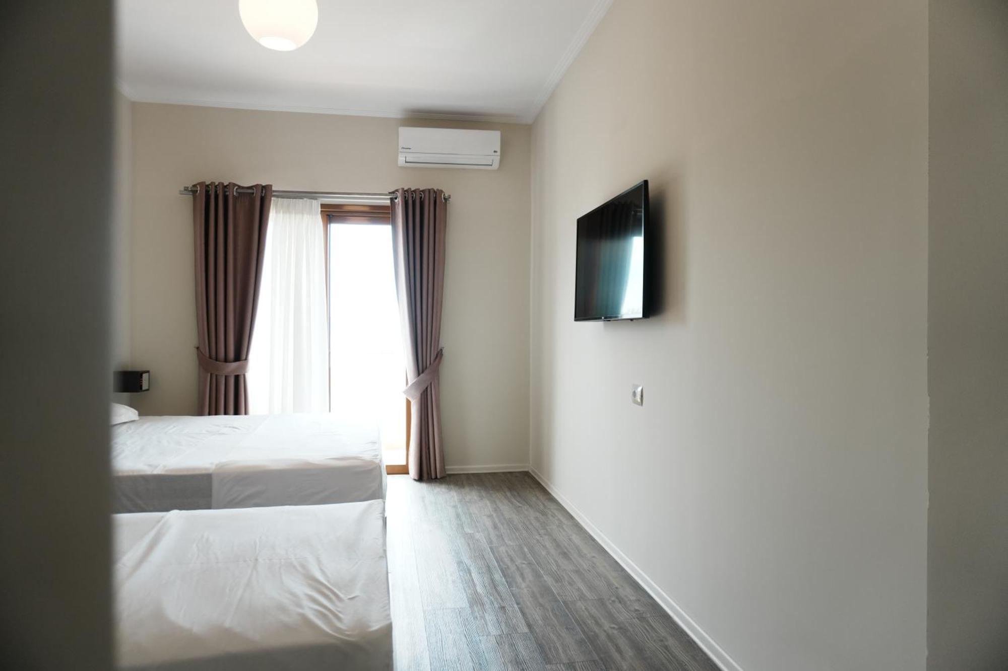 Hotel Mediterrane Sarandë Exterior foto
