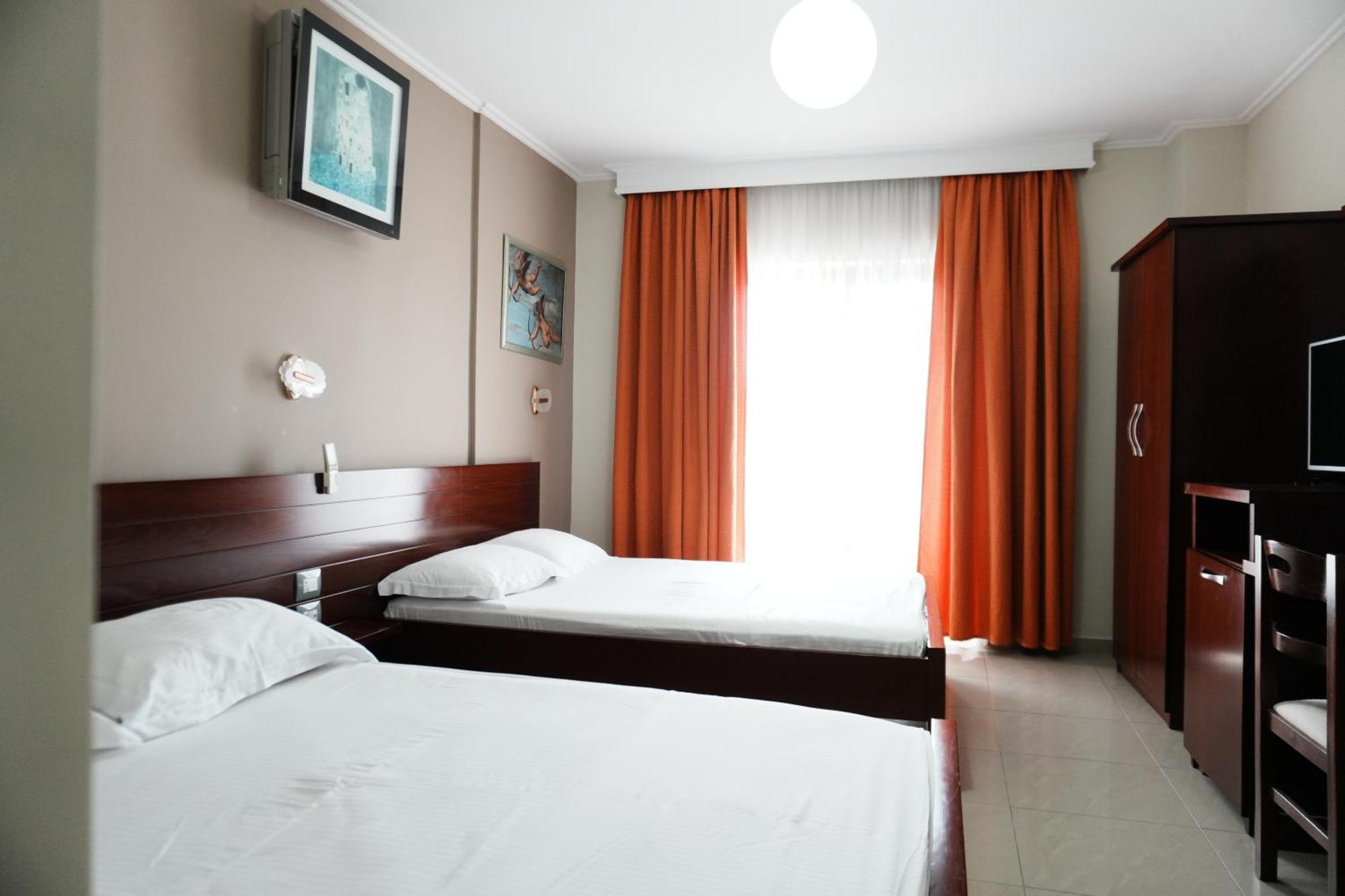 Hotel Mediterrane Sarandë Exterior foto
